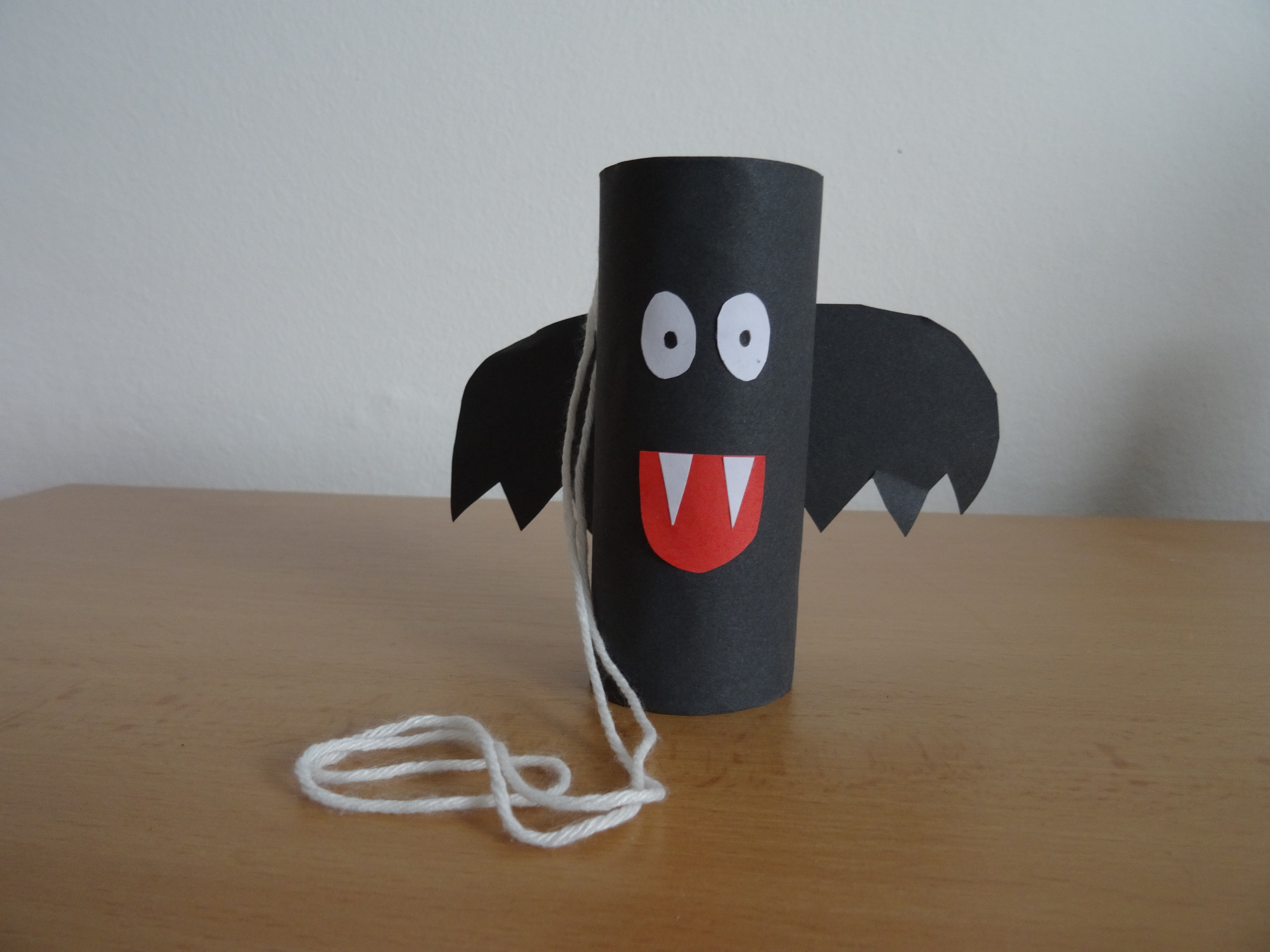 Tvoření na halloweesnkou zábavu upír z ruličky